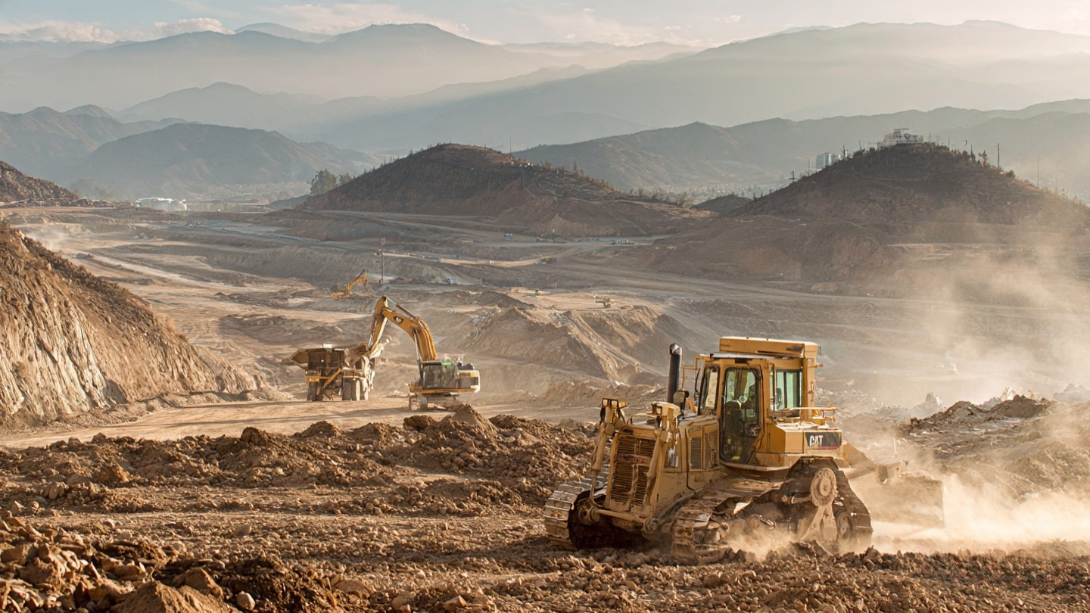 Maquinaria de movimiento de tierras: cómo evaluar equipos con mejor retorno para construcción y minería en Chile